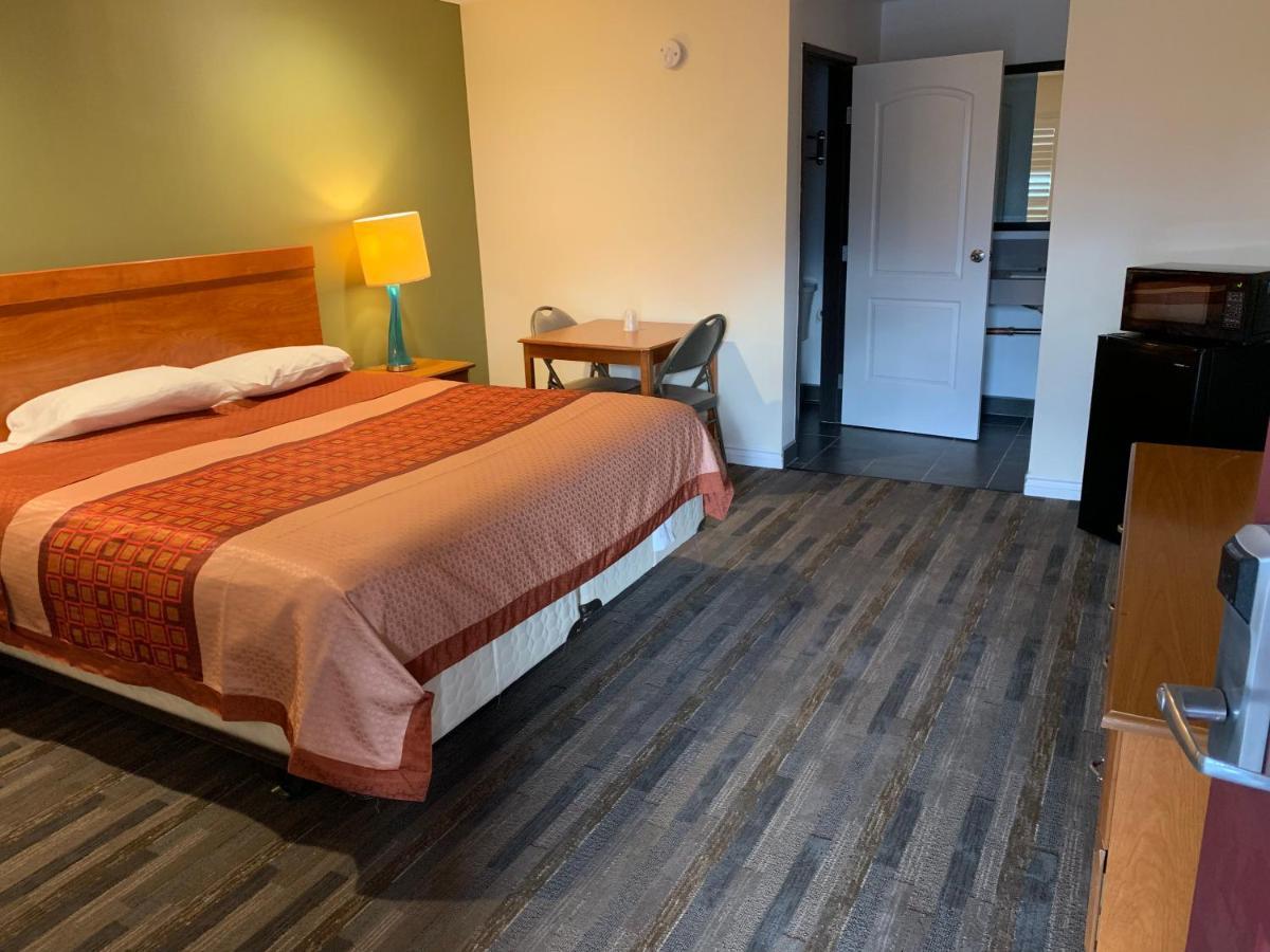 كورونا، ريفيرسيدي، كاليفورنيا Desert Inn Motel المظهر الخارجي الصورة