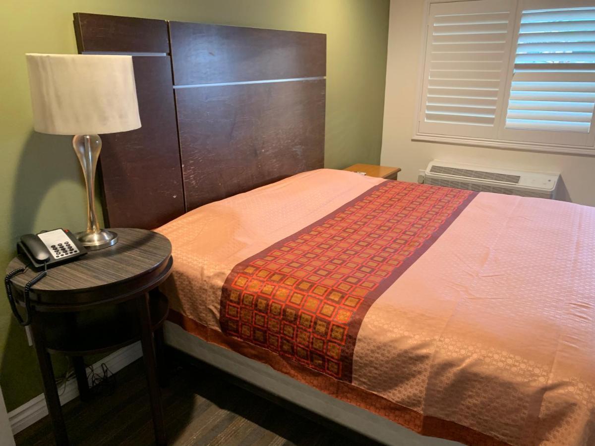 كورونا، ريفيرسيدي، كاليفورنيا Desert Inn Motel المظهر الخارجي الصورة