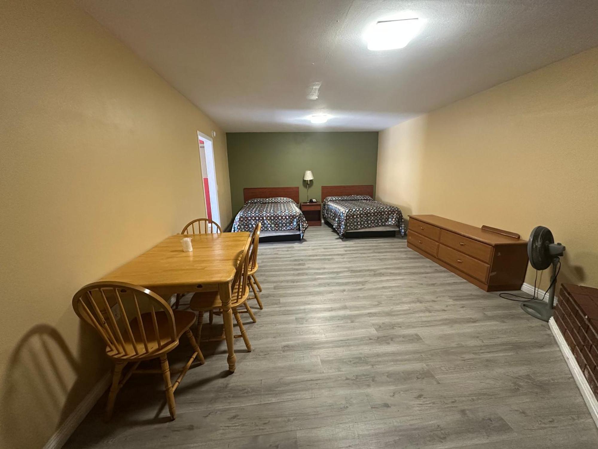 كورونا، ريفيرسيدي، كاليفورنيا Desert Inn Motel المظهر الخارجي الصورة