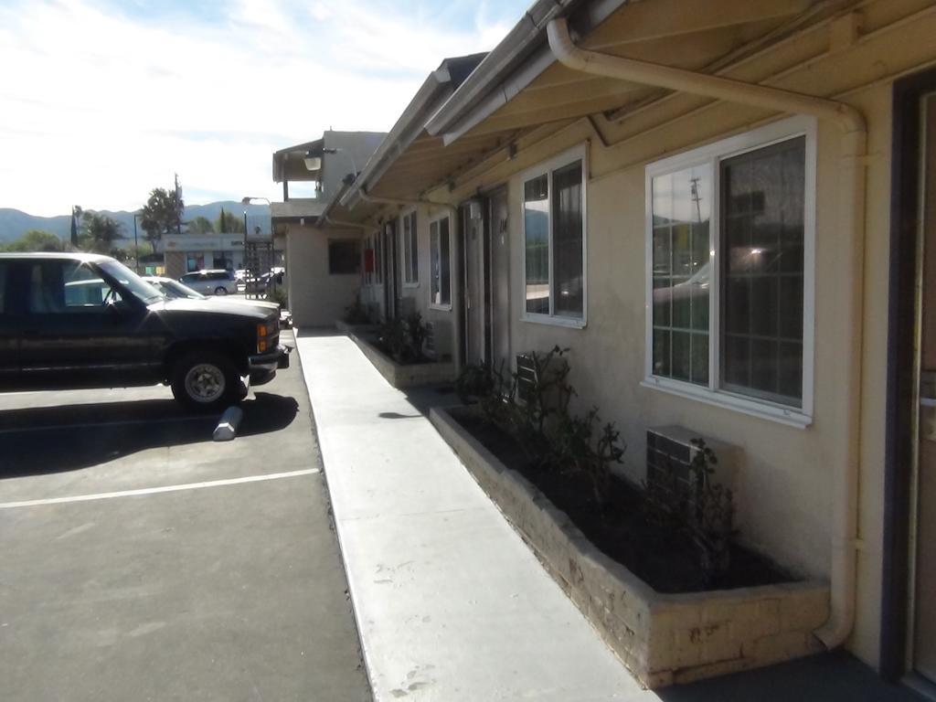 كورونا، ريفيرسيدي، كاليفورنيا Desert Inn Motel المظهر الخارجي الصورة